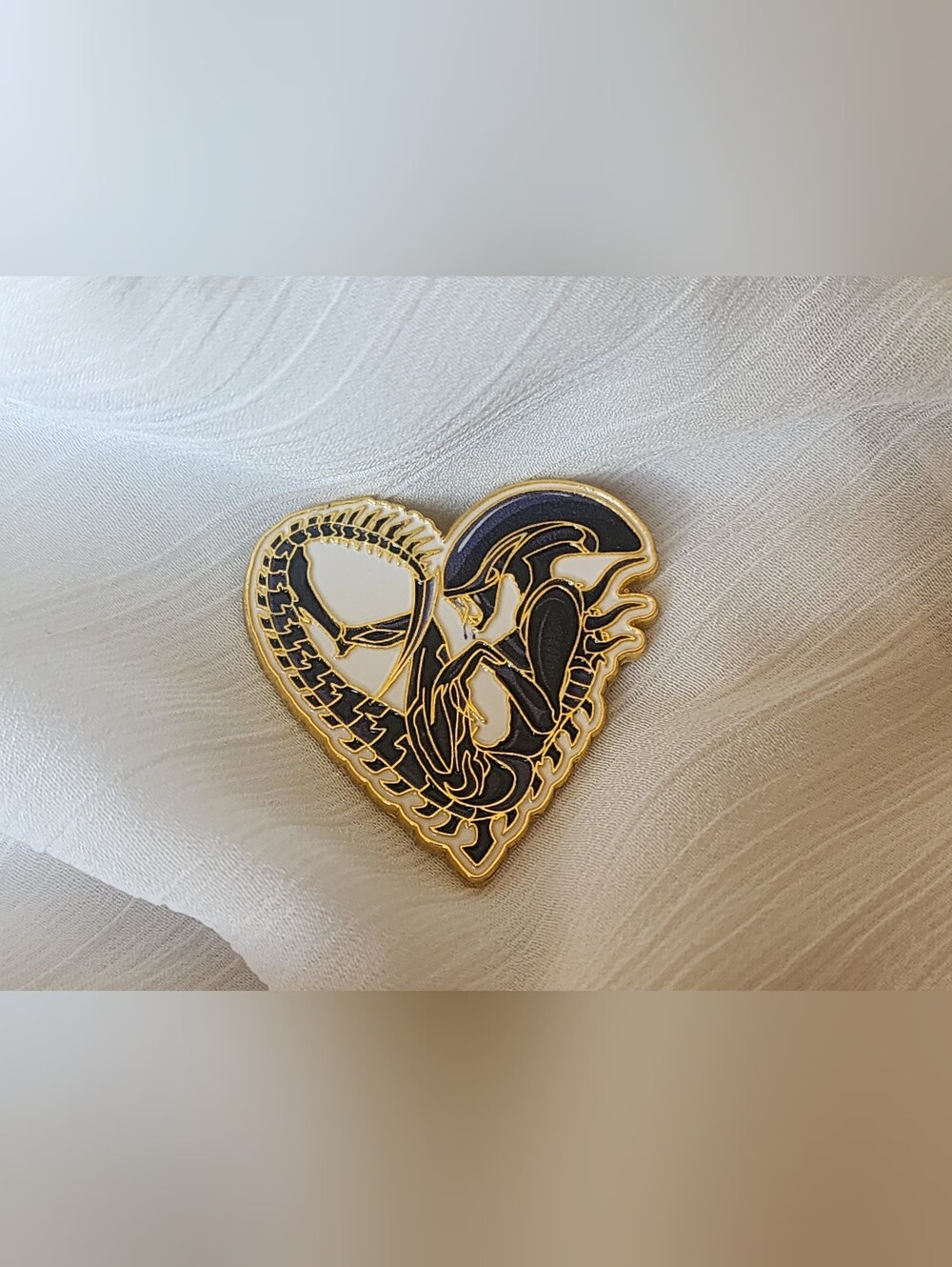 🖤👽 Xenomorph Heart Enamel Pin